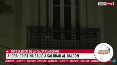 Cristina Kirchner salio a saludar al balcon... pero no habia nadie.