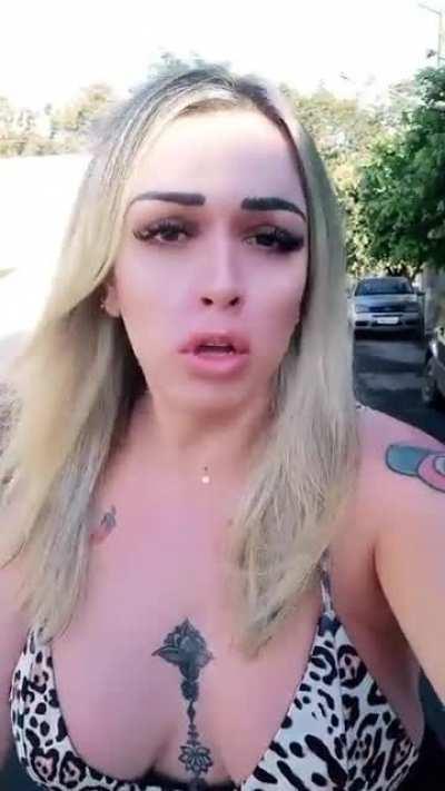 Não se pode andar segura na rua 😡