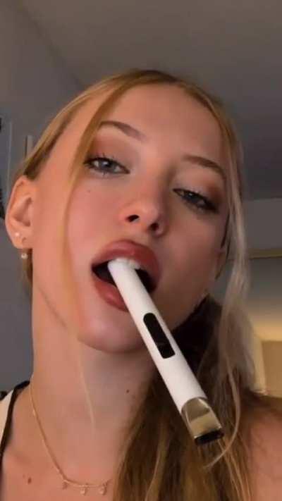 Now that's some cocksucking lips