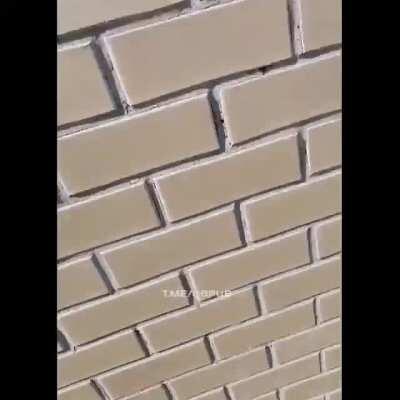 В Балашихе промальпинист, выполнявший работы на фасаде, показал облицовочную кладку, которую сделали строители дома. На следующий день он удалил видео, заявив что 