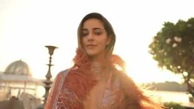 How can somebody do the entire photoshoot with only one expression? Learn it from Ms Ananya Struggling Panday.