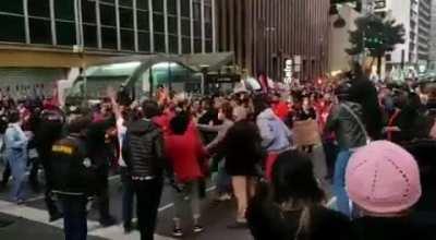 Deu treta na manifestação de hoje na Paulista. Segundo jornalistas no Twitter militantes do PCO partiram para cima de partidários do PSDB. Teve pauladas, ovos e a bandeira tucana queimada.