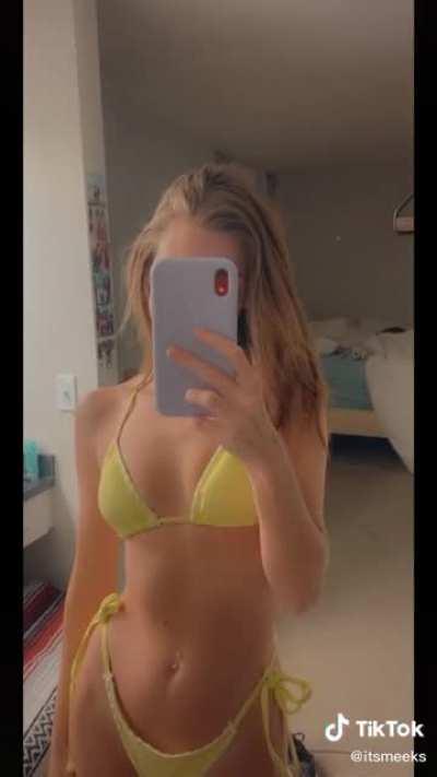 wHaT CoLoUr wAs tHe BiKiNi? @itsmeeks