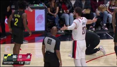 [Highlight] Kelly Olynyk goes down after feeling contact to the amusement of the Blazer broadcasters