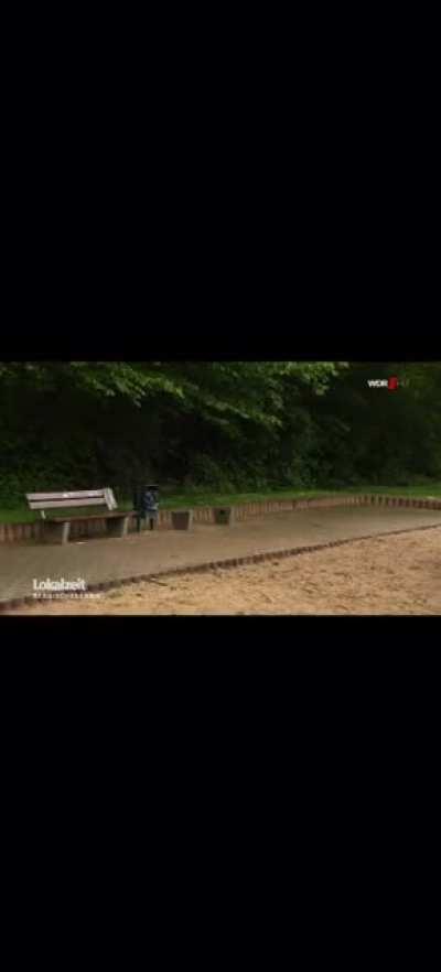 Ein Basketballspiel wird von einem Polizisten durch einen Faustschlag beendet