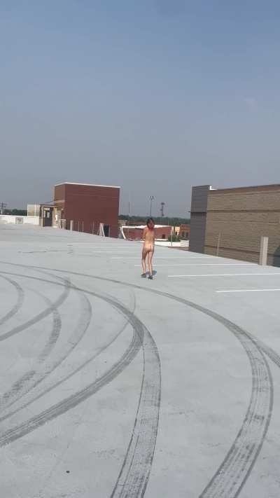 (F)Streaking in a parking lot 🤭🦊