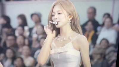 Mina, Tzuyu, and the Nissan Stadium crowd 🐧🦌💘