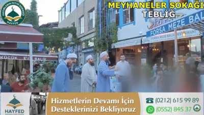 Amk siyasal islamcıları ve gericileri bir adam camiye gidip rakı çarısı yapsa hüüü hüüüü kemalist zülüm diye ağlar piçler