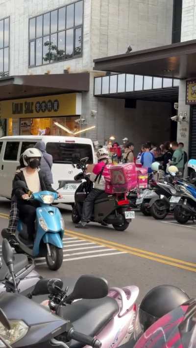 In Taiwan, a motorcyclist honks at an illegally parked car; the driver throws a slipper and the motorcyclist calls the police.