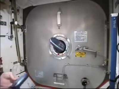 The difference in stability of a CD player that is turned off or on in microgravity