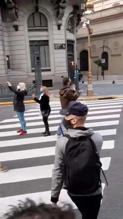 Cientos de personas marchando a Plaza de Mayo, ningún medio lo esta mostrando