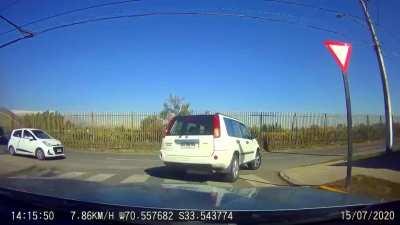 Failed robbery attempt in Chile. Quick reactions by the driver!