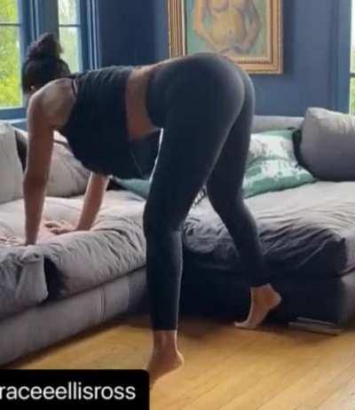 She need to come back that ass on this big dick 😩