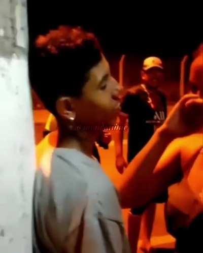 Se la aplicaron con el beso francés 😅