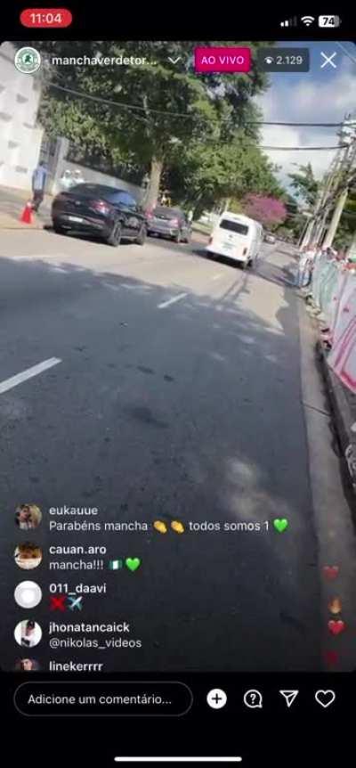 [Planeta do Futebol] Mancha Verde, principal torcida organizada do Palmeiras, protesta neste momento contra a presidente Leila Pereira: 