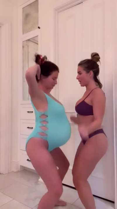 Jessie James Decker pregnant with her friend