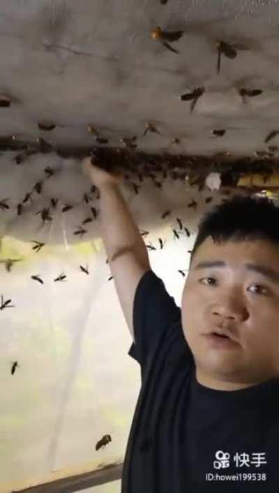 Чел со стальными яйцами(или без мозгов)