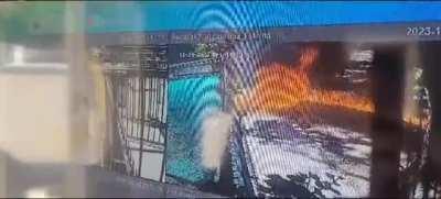 encapuchado termino quemado tras lanzar molotov a patrulla de carabineros