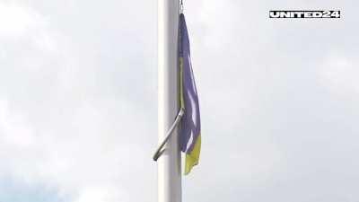 In the center of Vilnius, during a concert on the occasion of the NATO summit, the flag brought from Bakhmut was raised to the Ukrainian national anthem