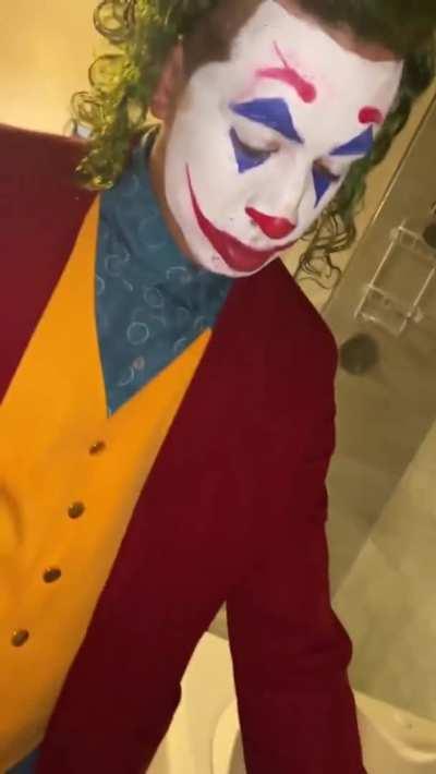 Jokes takes a piss on Harley Quinn's face