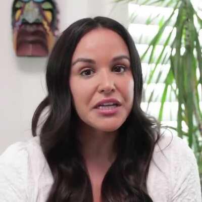 She looks so thick and delicious in this. That milf body drives me insane 🥵