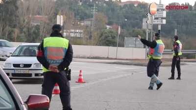 Condutor não para em operação stop e vai para casa com um farol partido