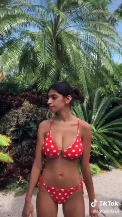 Mia Khalifa look alike