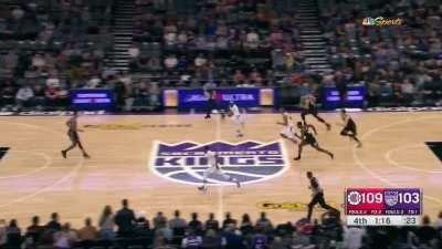 [Highlight] Keegan Murray with the beautiful 2-on-1 transition defense, ending with a block and the Kings getting possession!