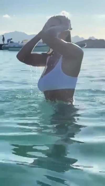 Penny Lane showing out