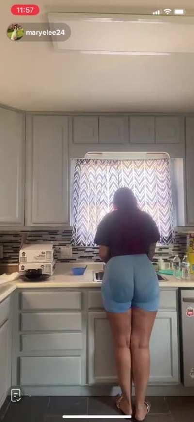 (maryelee24) Thicc latina milf washing the dishes