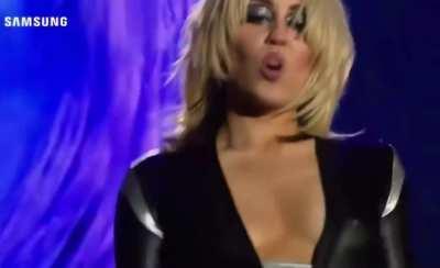 Miley Cyrus already getting horny on her new tour