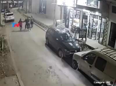 Atropelló a un ladrón en un robo piraña y lo dejó rengo