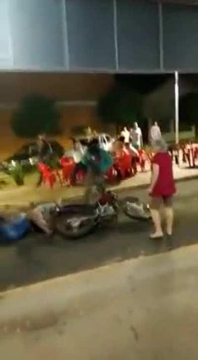 WCGW trying to rob people with a fake weapon