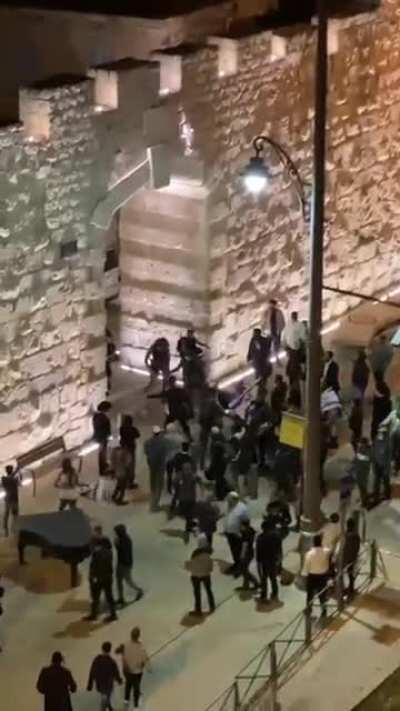 How settlers attack 2 Palestinian men when there is no Police, vs How they attack when the police is 