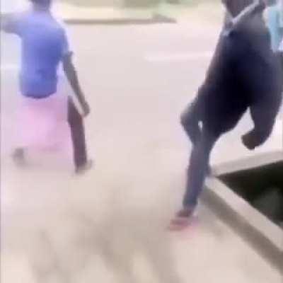 Angolano camisa 7 left the channel