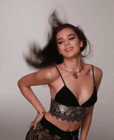 Hailee Steinfeld looking to get her tight body to be BBCed