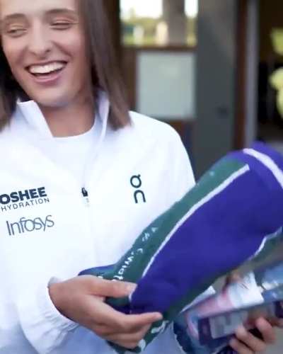 Iga’s reaction to receiving a Wimbledon towel with her name 🥹