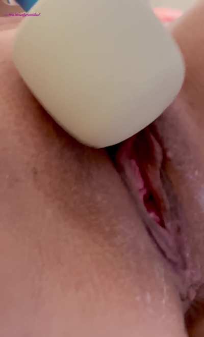 Warming up my pretty hole for a bigger cock. I was so horny my pussy was absolutely dripping, no line needed. 
