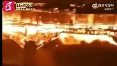 2022年8月6日晚，福建省屏南县，“世界上只有中国才拥有的、被桥梁专家茅以升称为中国桥梁史的侏罗纪公园的、始建于北宋时期拥有900年历史的、全国重点文物木拱廊桥——万安桥”被大火烧毁