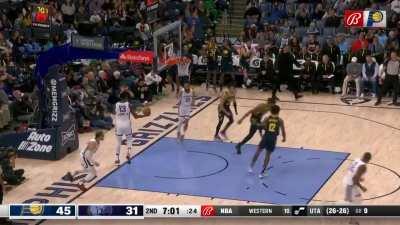 [Highlight] Myles Turner tomahawk slams it on JJJ!