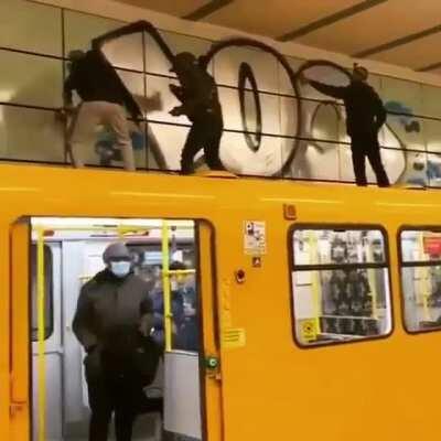 Live graff during the commute