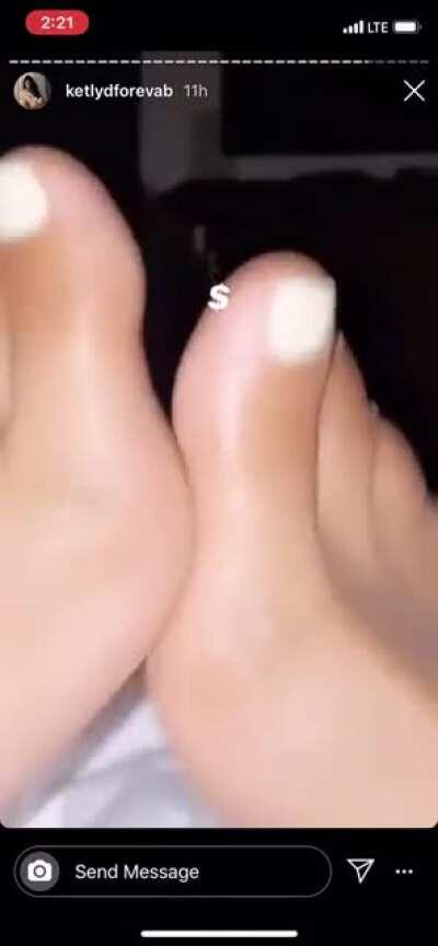 Well atleast she got pretty toes lol
