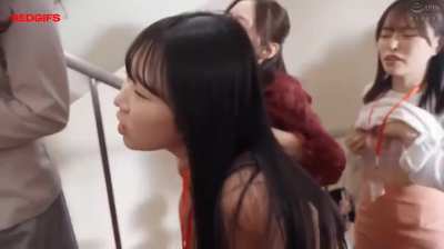 All the Japanese girls at work continue to want to have sex with 1 lucky guy
2