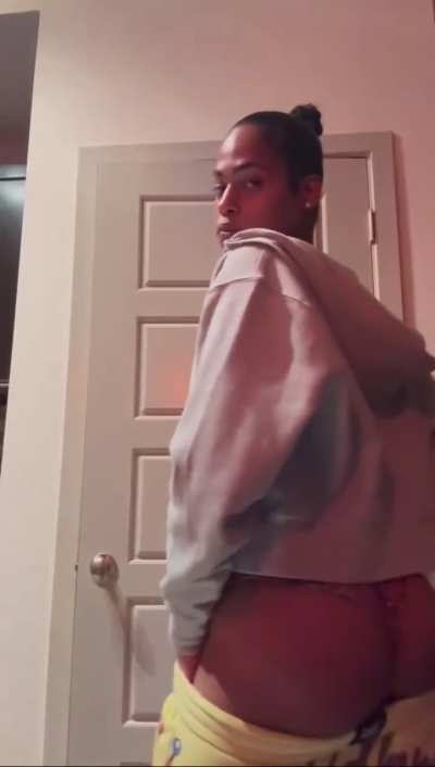 she always trying to hide that dick finally shows her print😩