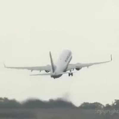 Pilot fights extreme crosswinds during takeoff