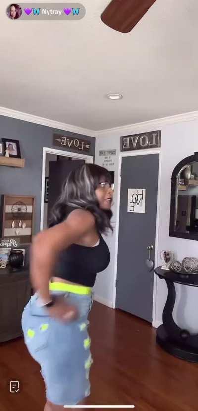 Showing off big ass on live😍🔥