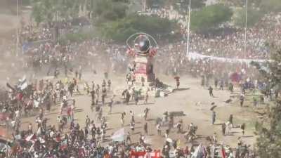Simios del sipoapruebo protagonizan batalla en la Plaza SipoApruebo
