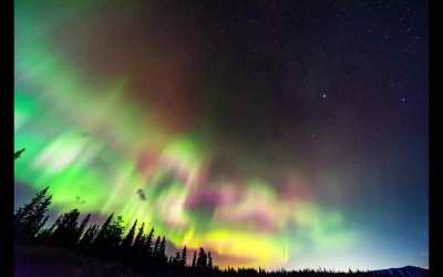 Пульсирующее полярное сияние в небе Альберты, Канада, на кадрах Харлана Томаса от 30 октября