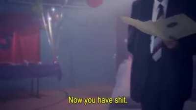 Viajero del tiempo: *mueve una silla* La linea temporal: