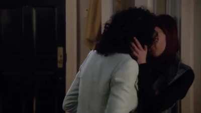 Haley Ramm & Aurora Perrineau (Chasing Life - s02e04)